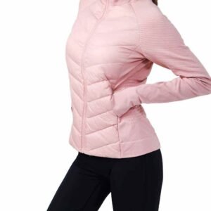 chaqueta deportiva negra con jeans